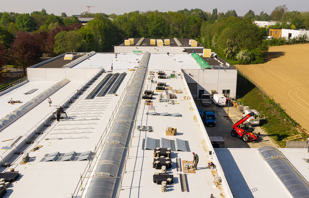 Coordination between flat roof and photovoltaic panel installation